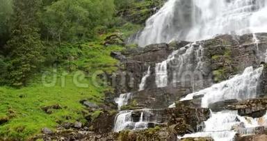 沃斯，霍达兰，挪威。 瀑布Tvindefossen在春天。 瀑布Tvindefossoss是最大和最高的瀑布